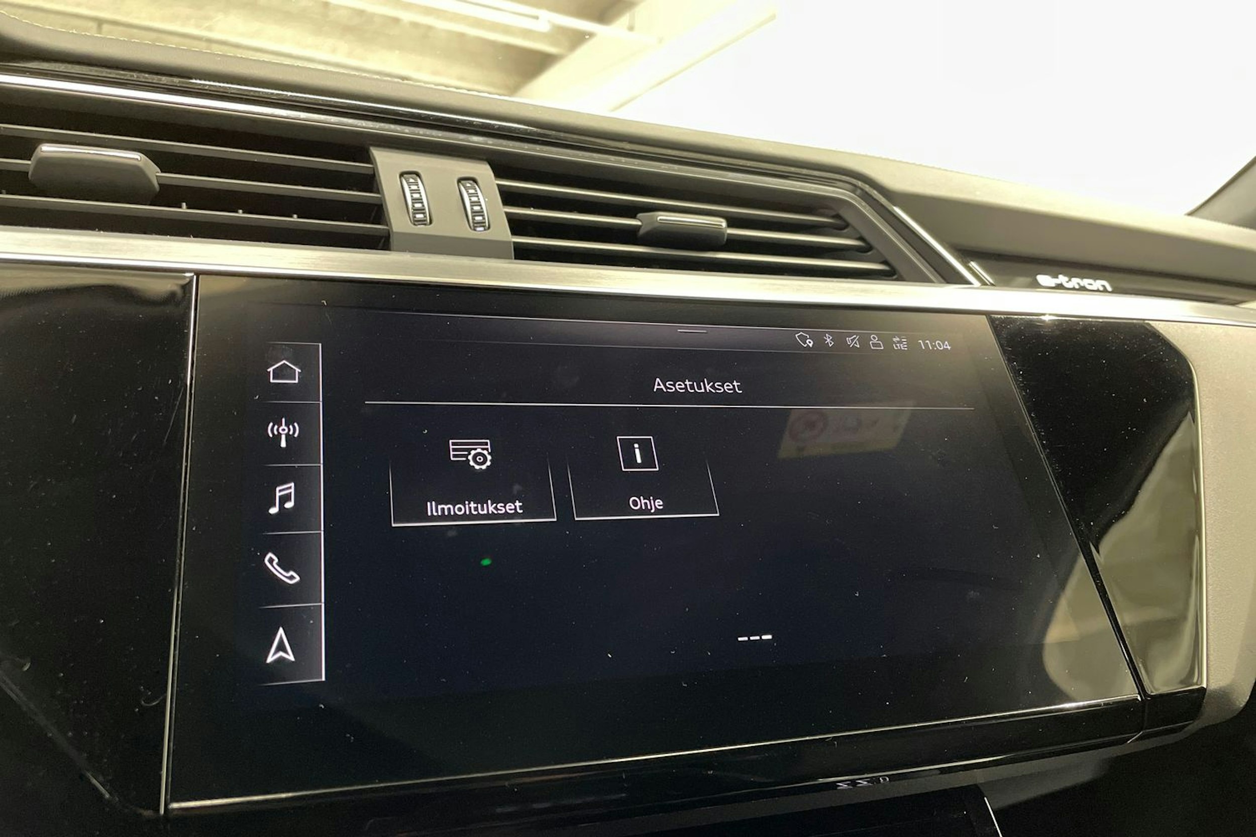 Valkoinen Audi e-tron 2020 kuva 21.