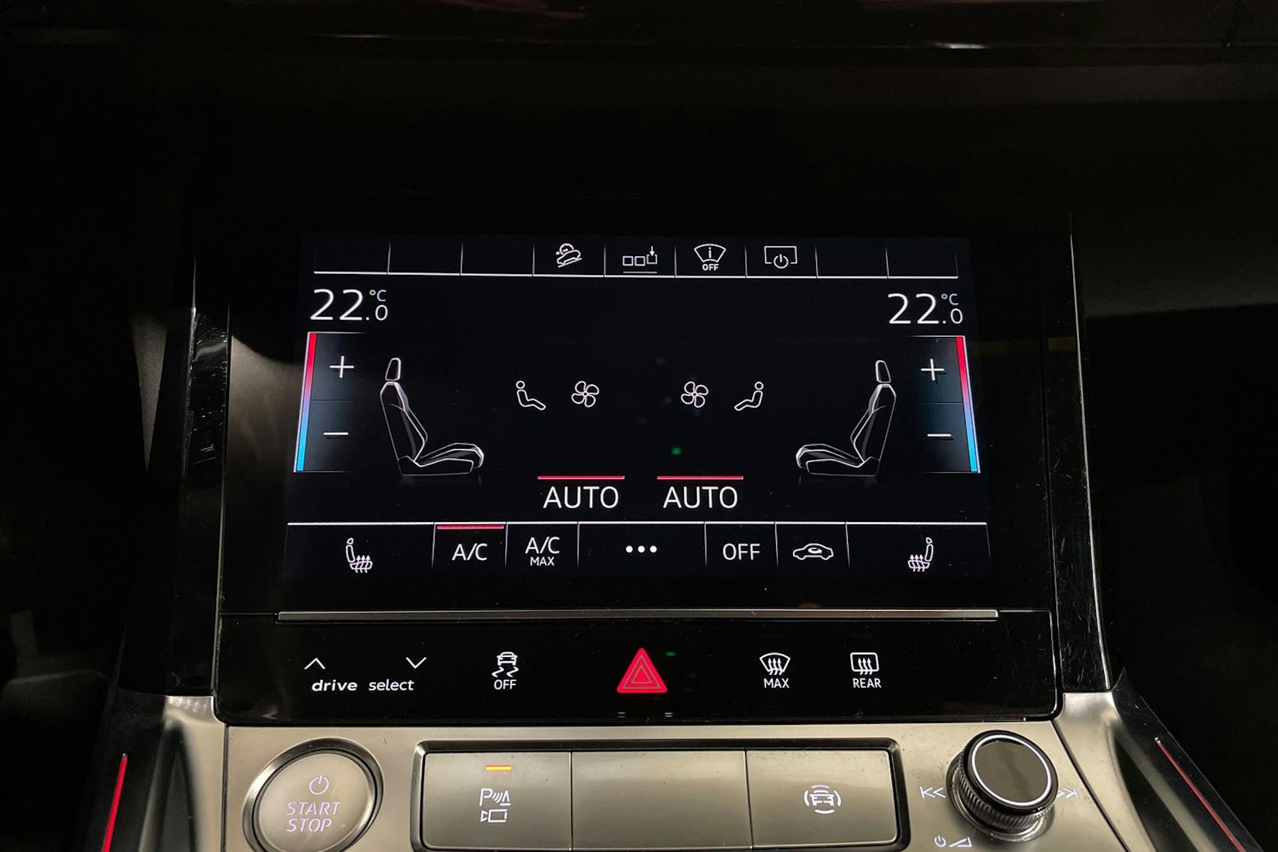 Valkoinen Audi e-tron 2020 kuva 23.