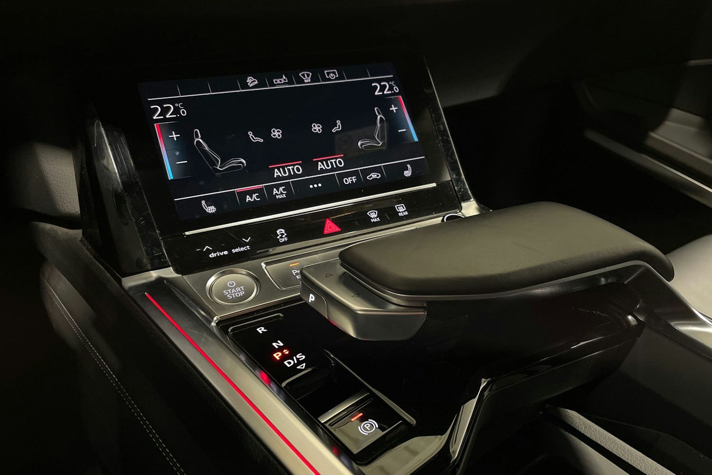 Valkoinen Audi e-tron 2020 kuva 24.