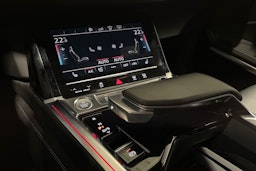 Valkoinen Audi e-tron 2020 kuva 24.