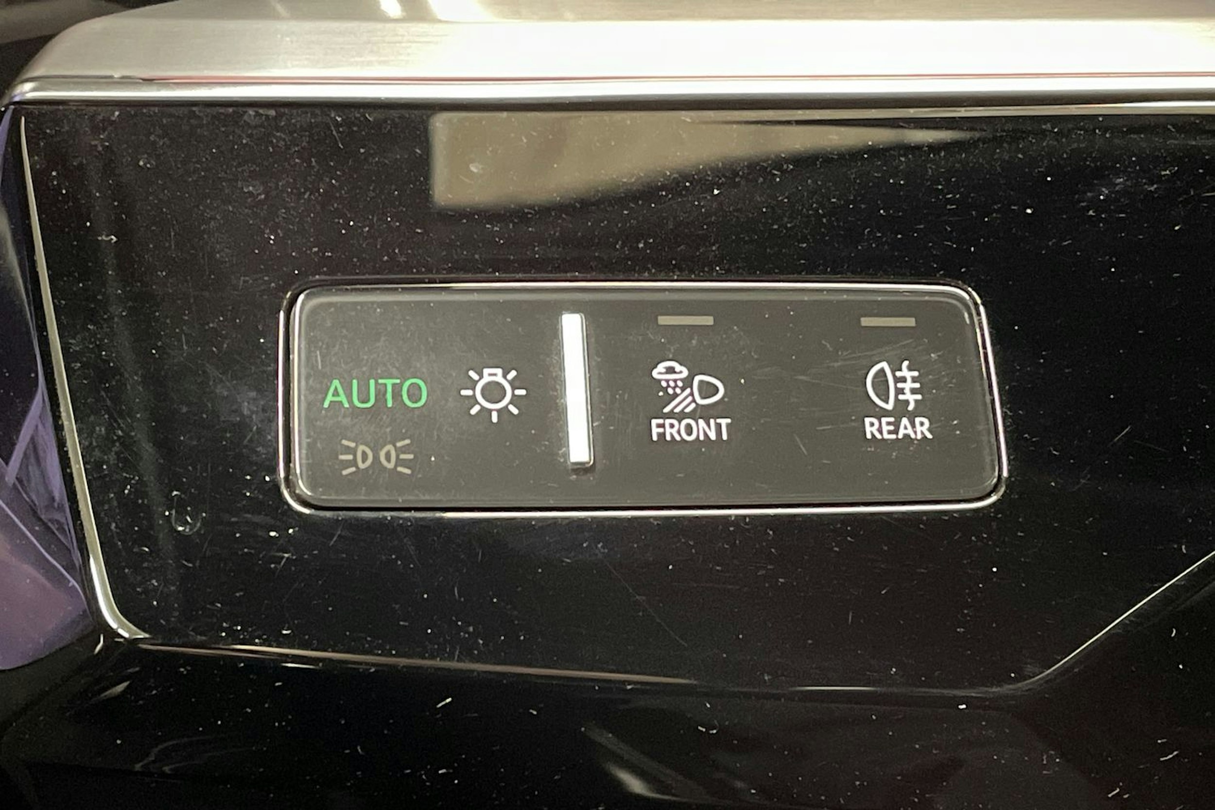 Valkoinen Audi e-tron 2020 kuva 25.