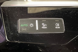 Valkoinen Audi e-tron 2020 kuva 25.