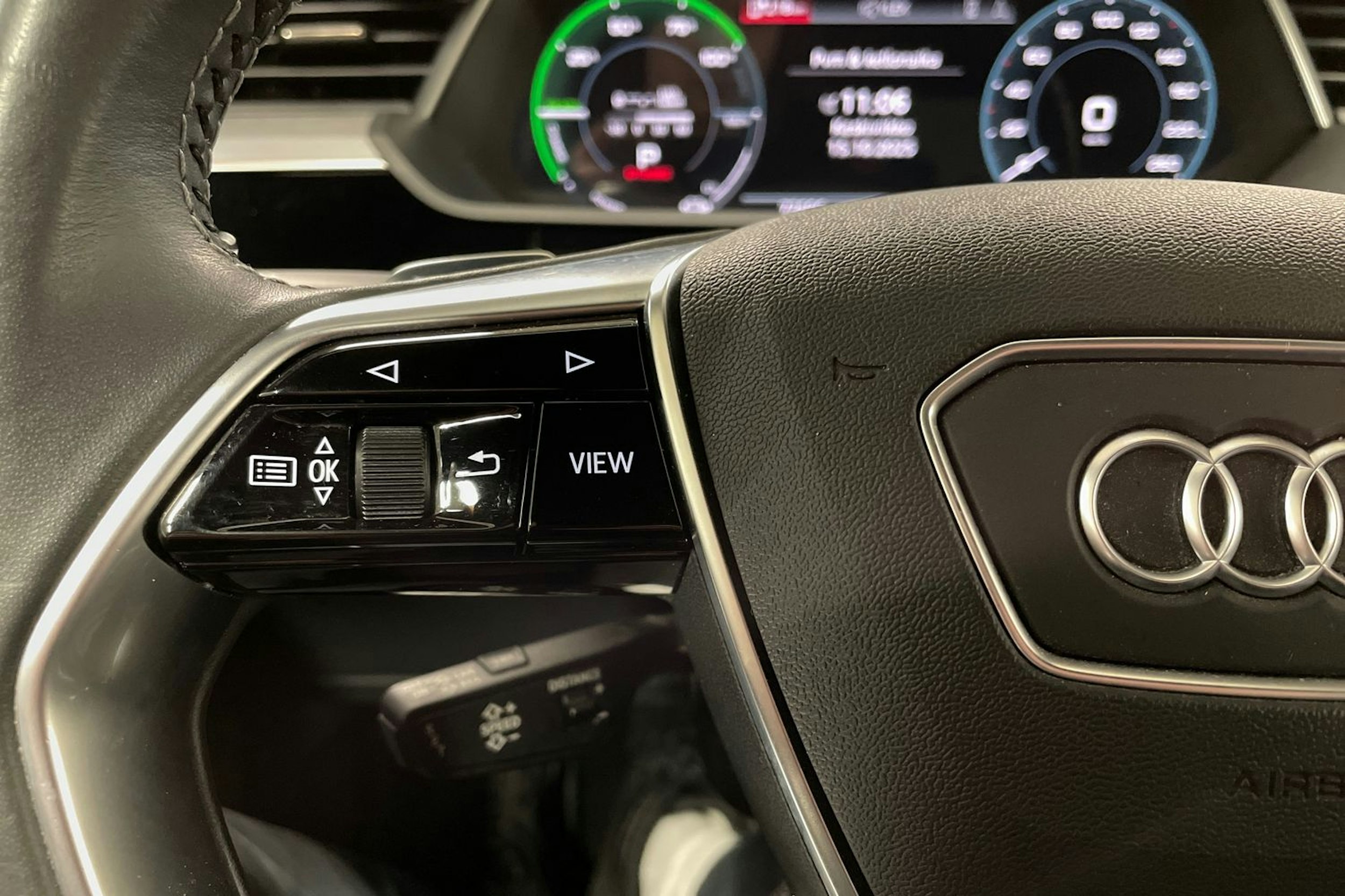 Valkoinen Audi e-tron 2020 kuva 26.
