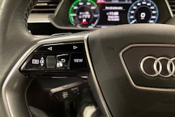 Valkoinen Audi e-tron 2020 kuva 26.