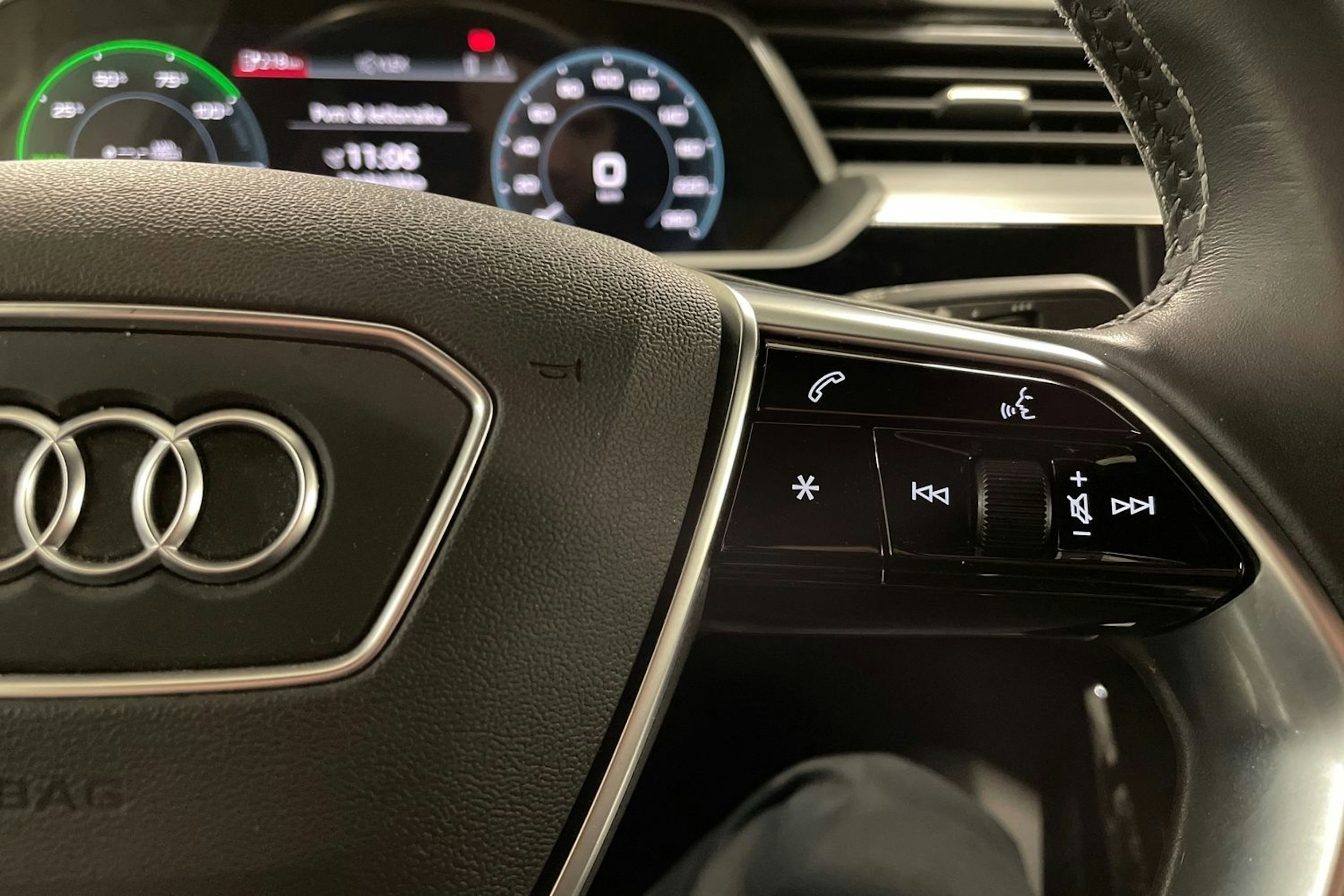 Valkoinen Audi e-tron 2020 kuva 27.