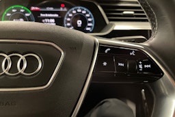 Valkoinen Audi e-tron 2020 kuva 27.