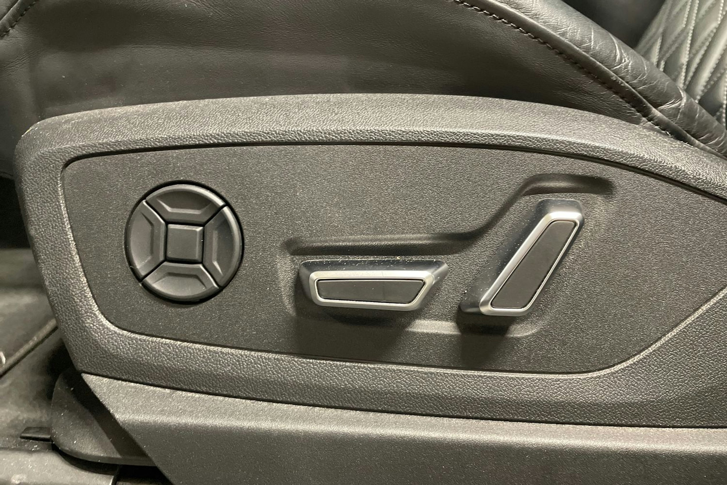 Valkoinen Audi e-tron 2020 kuva 28.