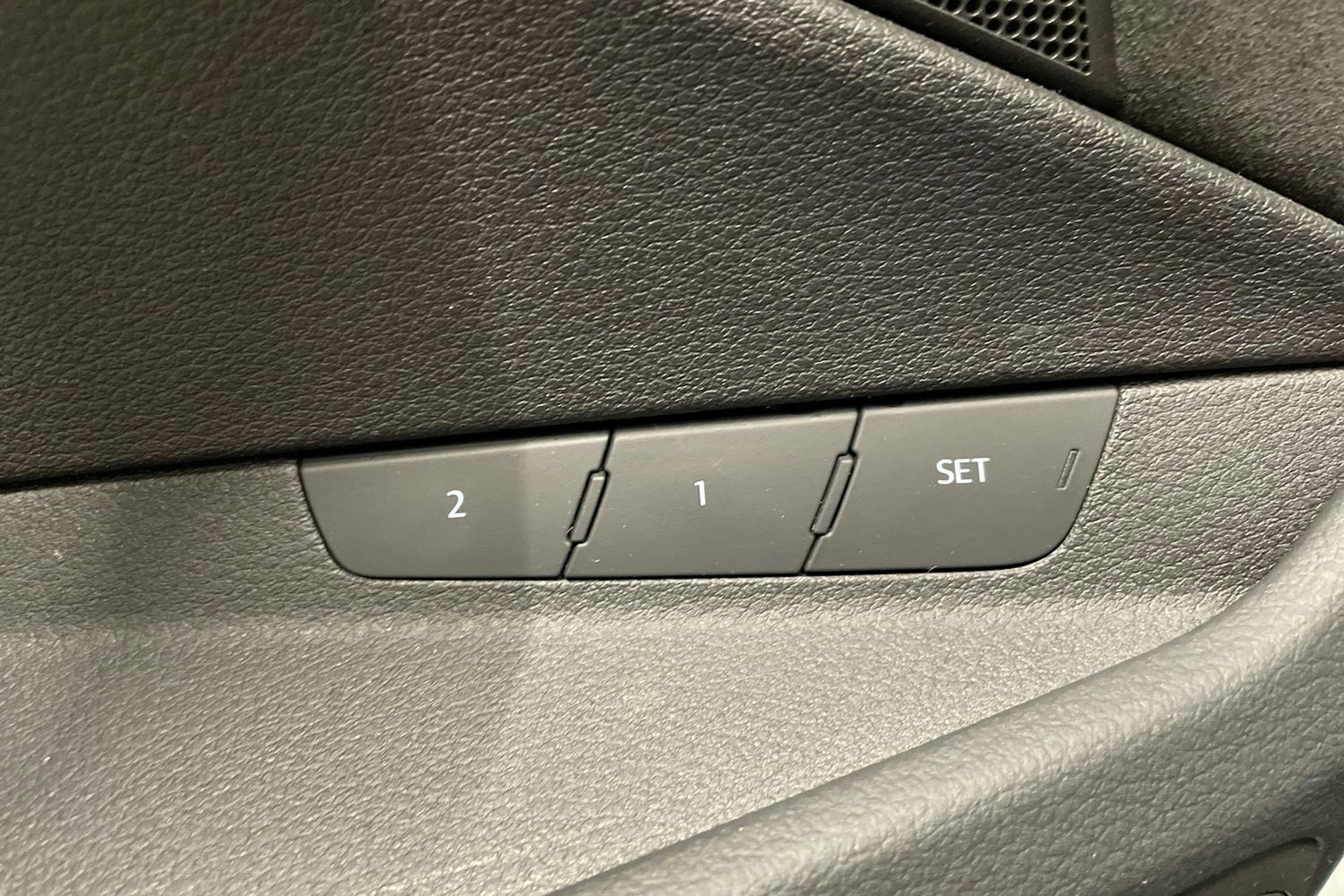 Valkoinen Audi e-tron 2020 kuva 29.