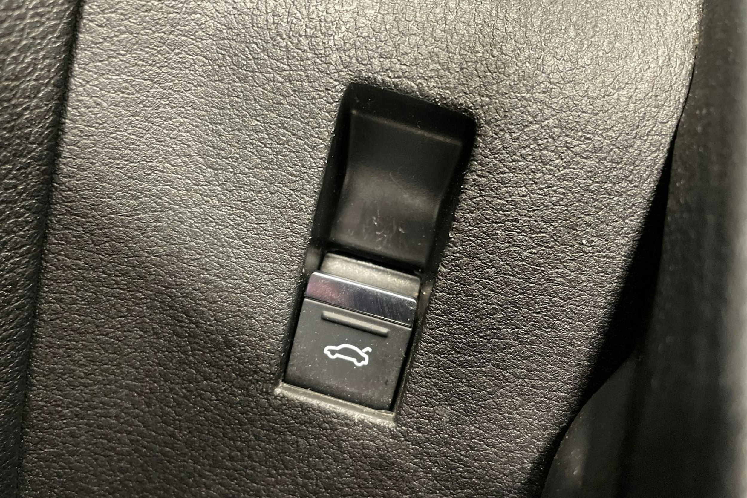 Valkoinen Audi e-tron 2020 kuva 30.