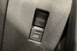 Valkoinen Audi e-tron 2020 kuva 30.