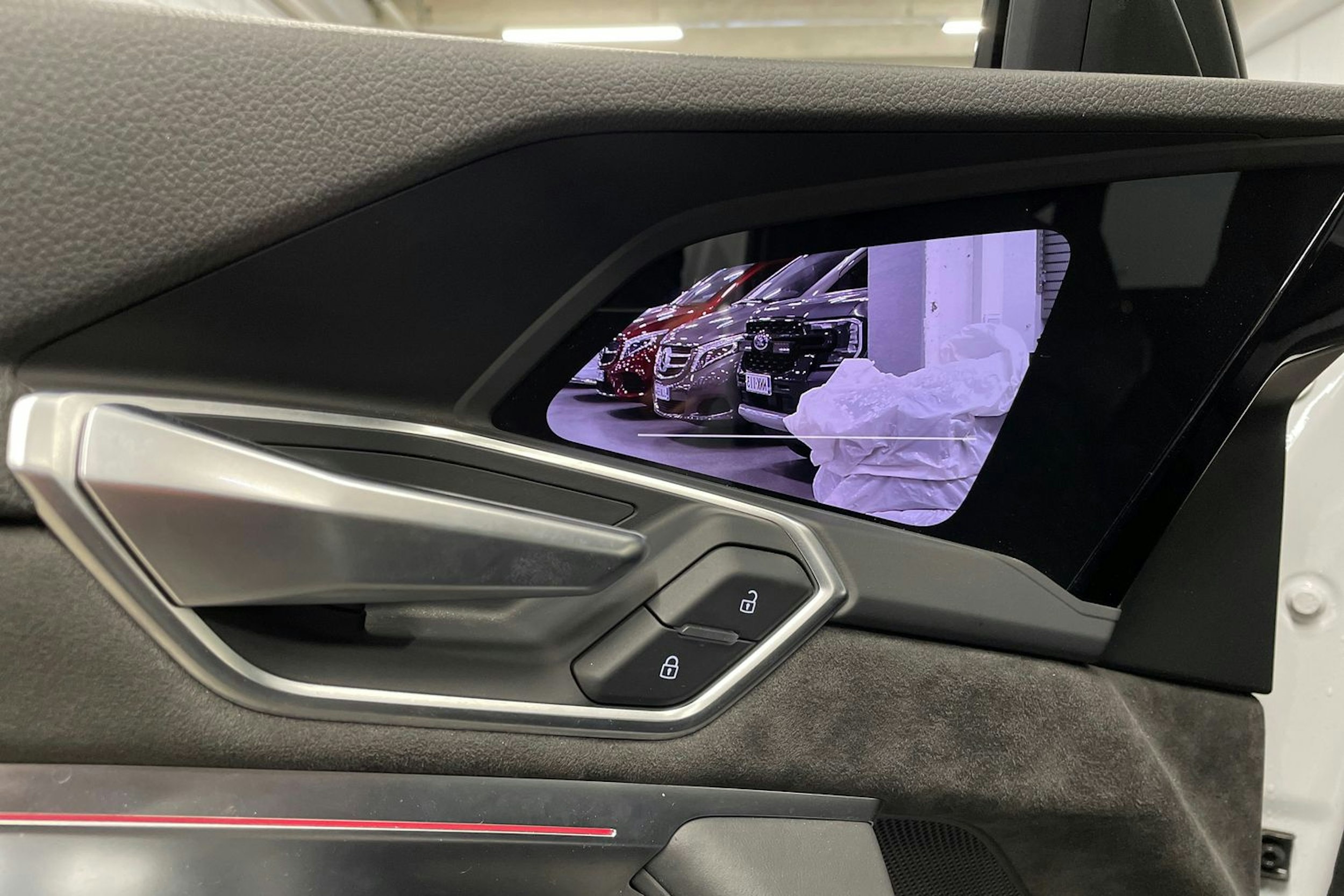 Valkoinen Audi e-tron 2020 kuva 31.