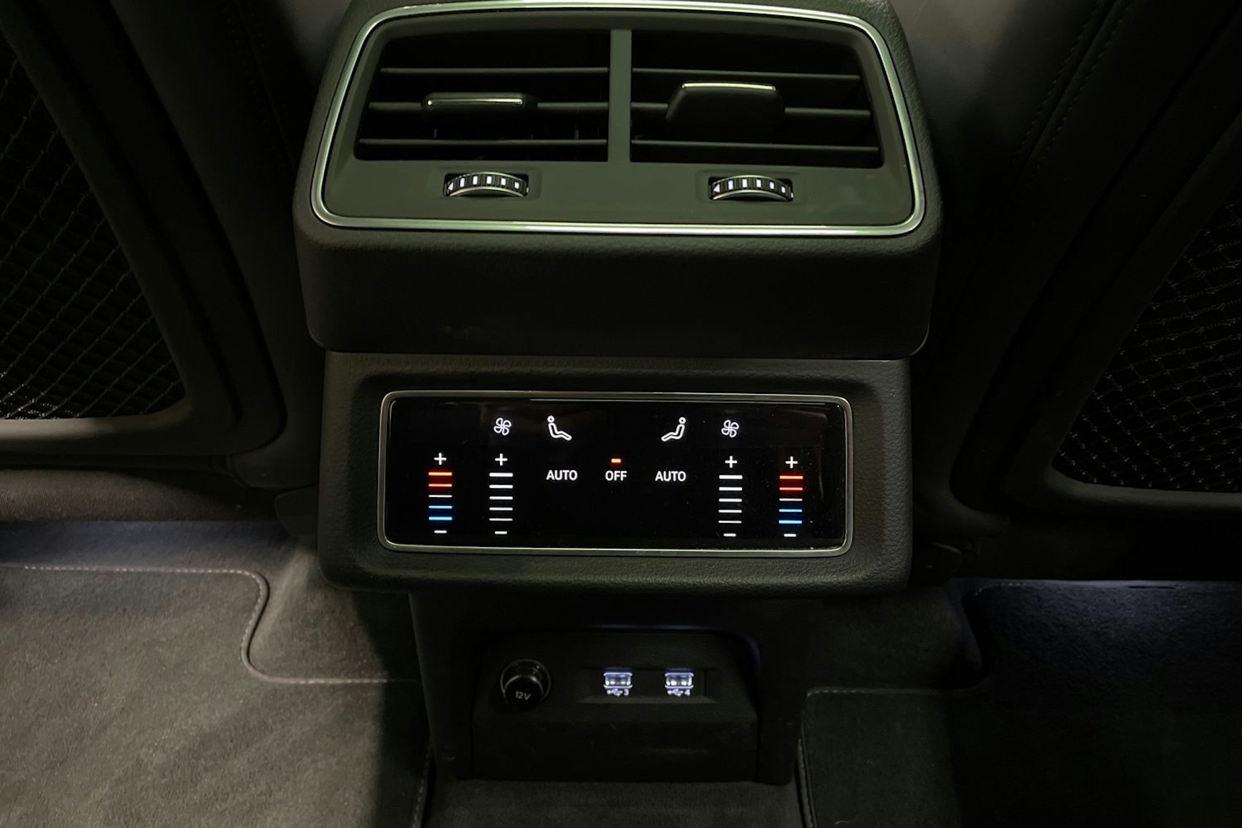 Valkoinen Audi e-tron 2020 kuva 34.
