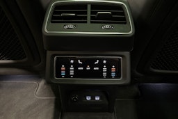 Valkoinen Audi e-tron 2020 kuva 34.