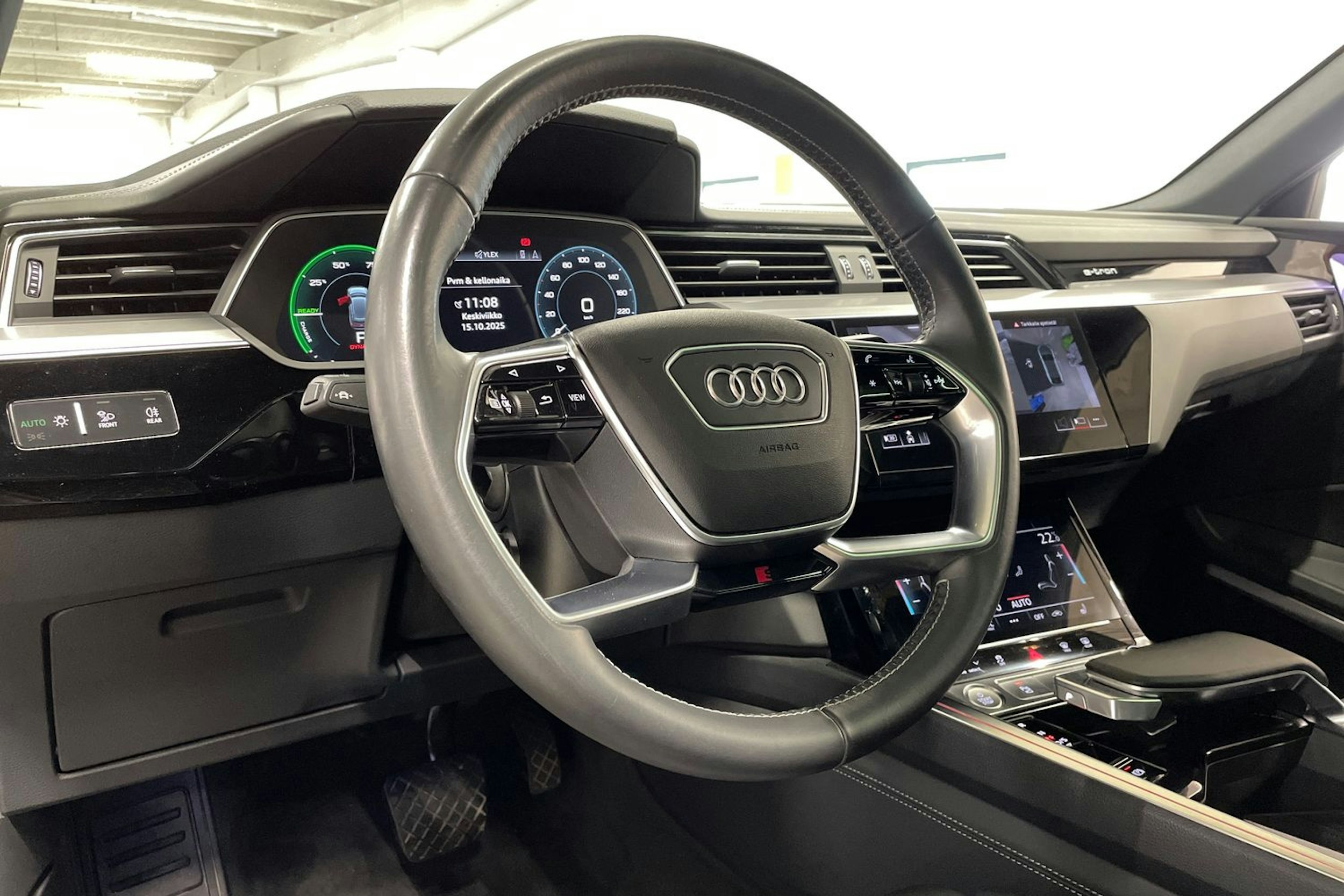 Valkoinen Audi e-tron 2020 kuva 35.