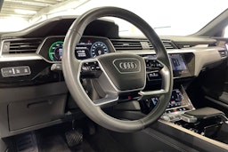 Valkoinen Audi e-tron 2020 kuva 35.