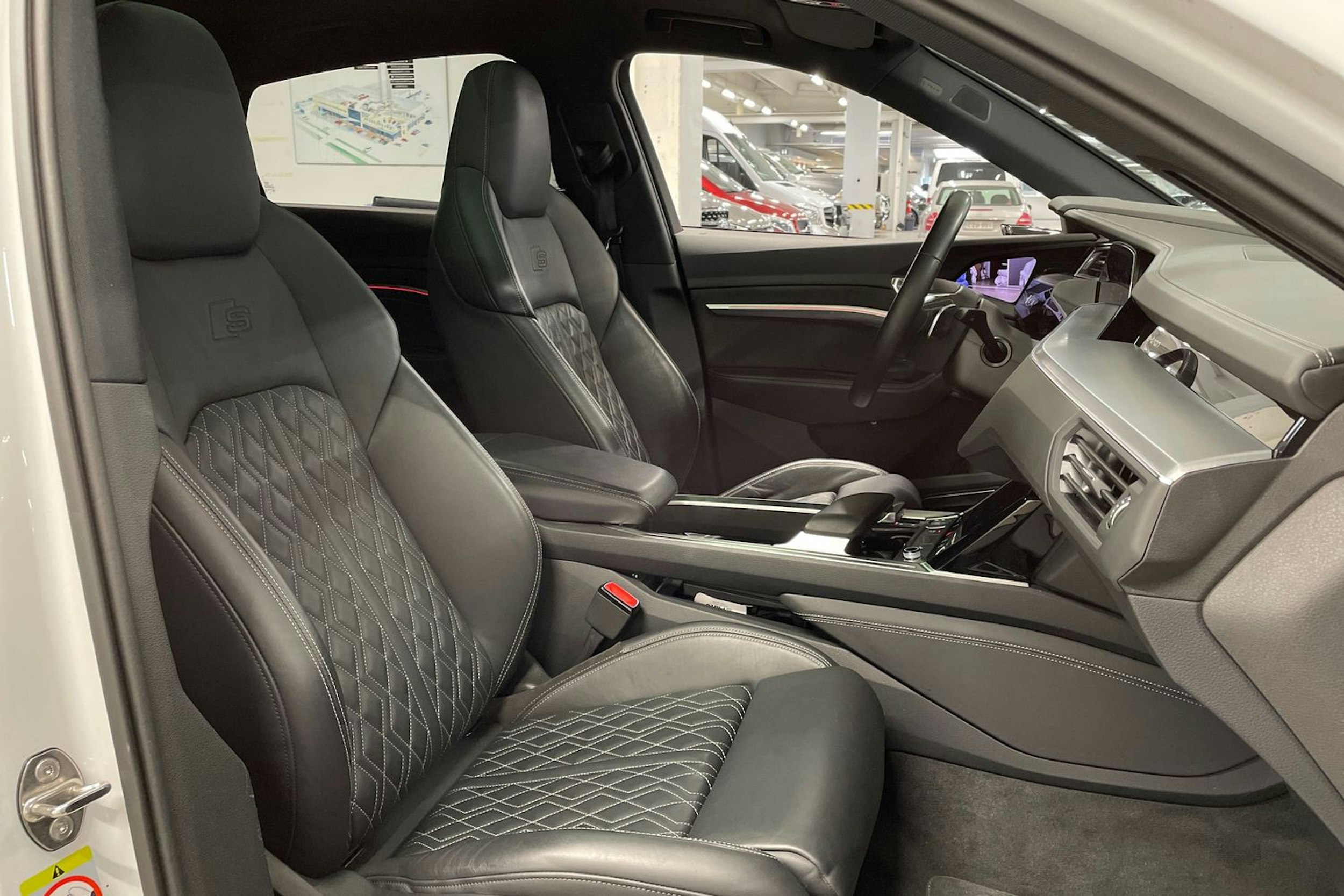Valkoinen Audi e-tron 2020 kuva 36.