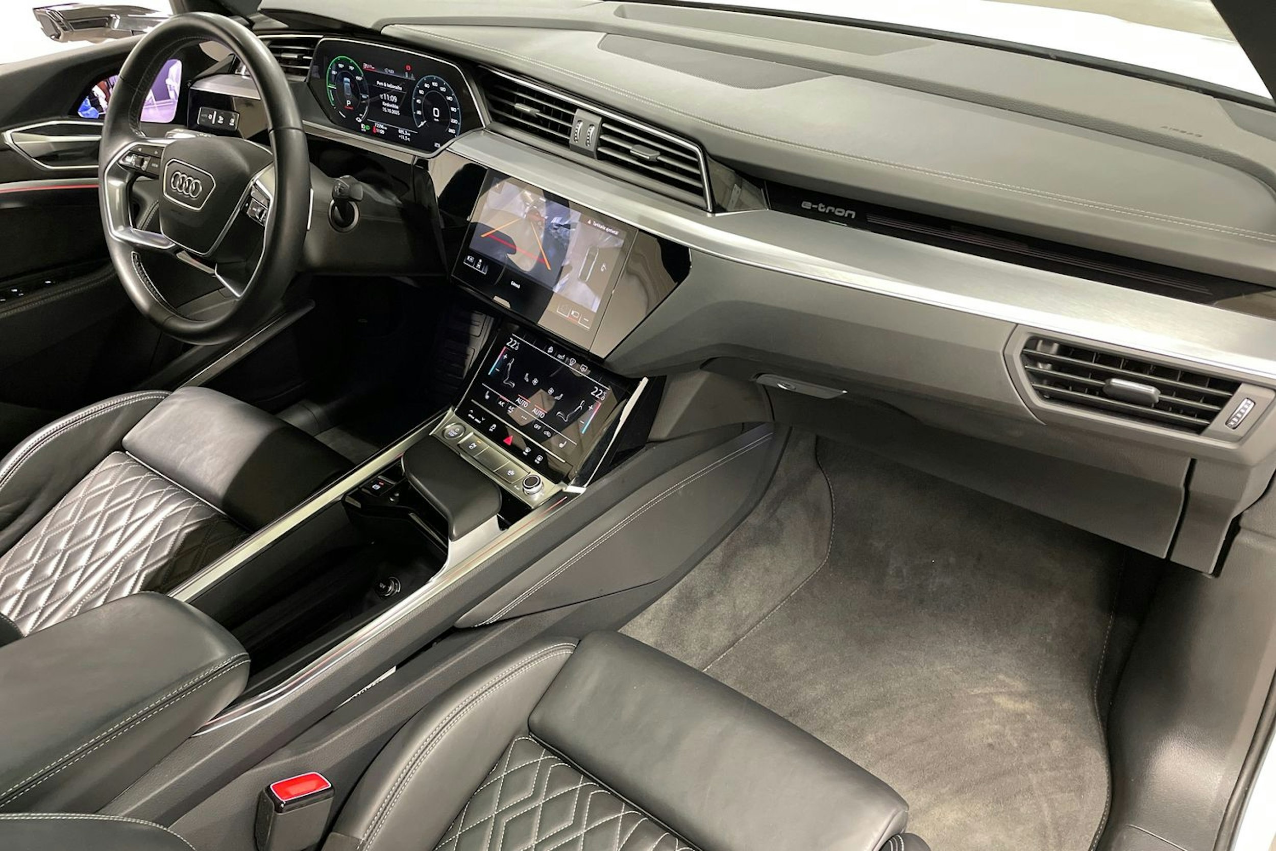 Valkoinen Audi e-tron 2020 kuva 37.