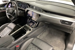 Valkoinen Audi e-tron 2020 kuva 37.