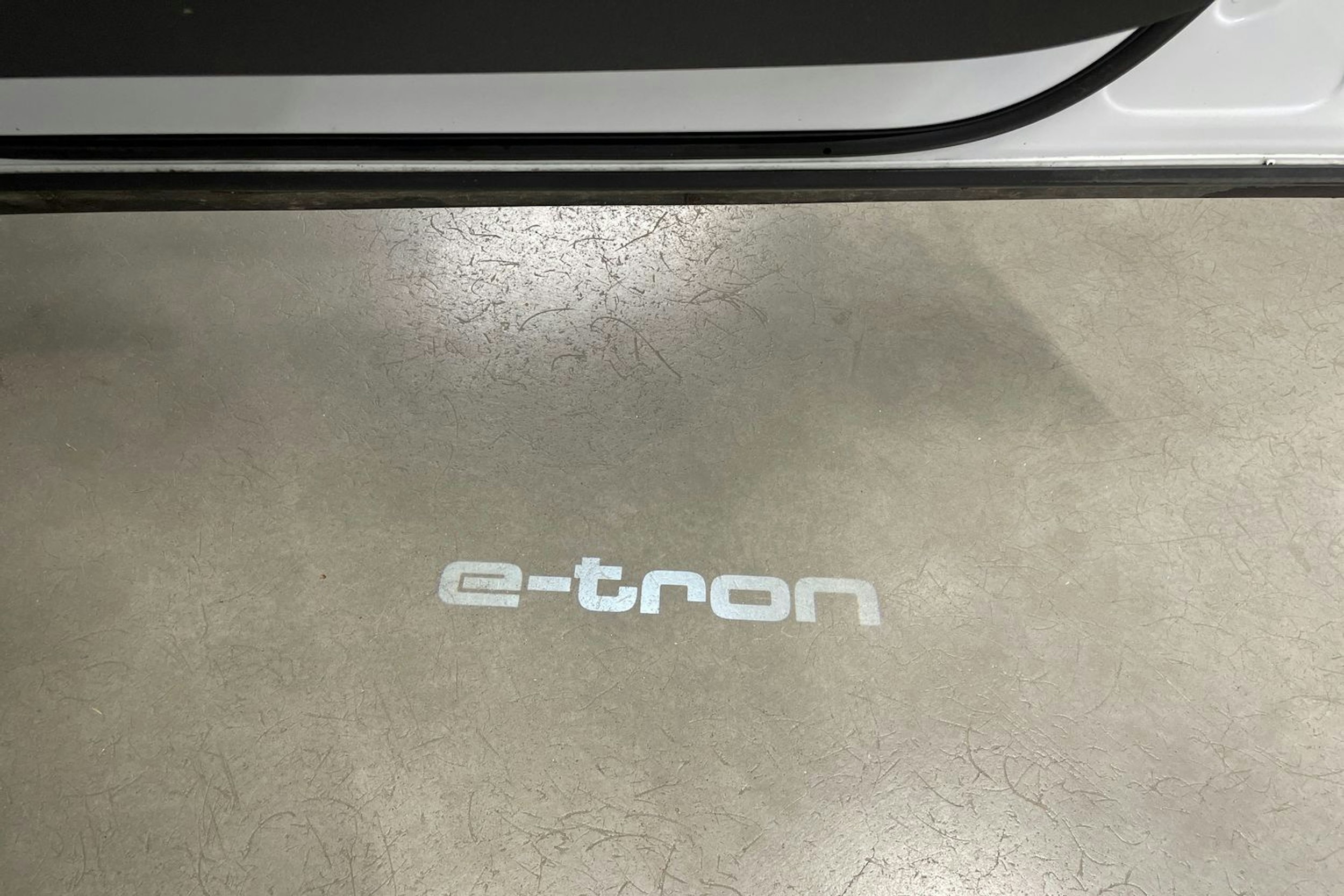 Valkoinen Audi e-tron 2020 kuva 38.