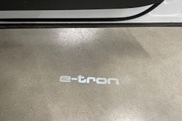 Valkoinen Audi e-tron 2020 kuva 38.