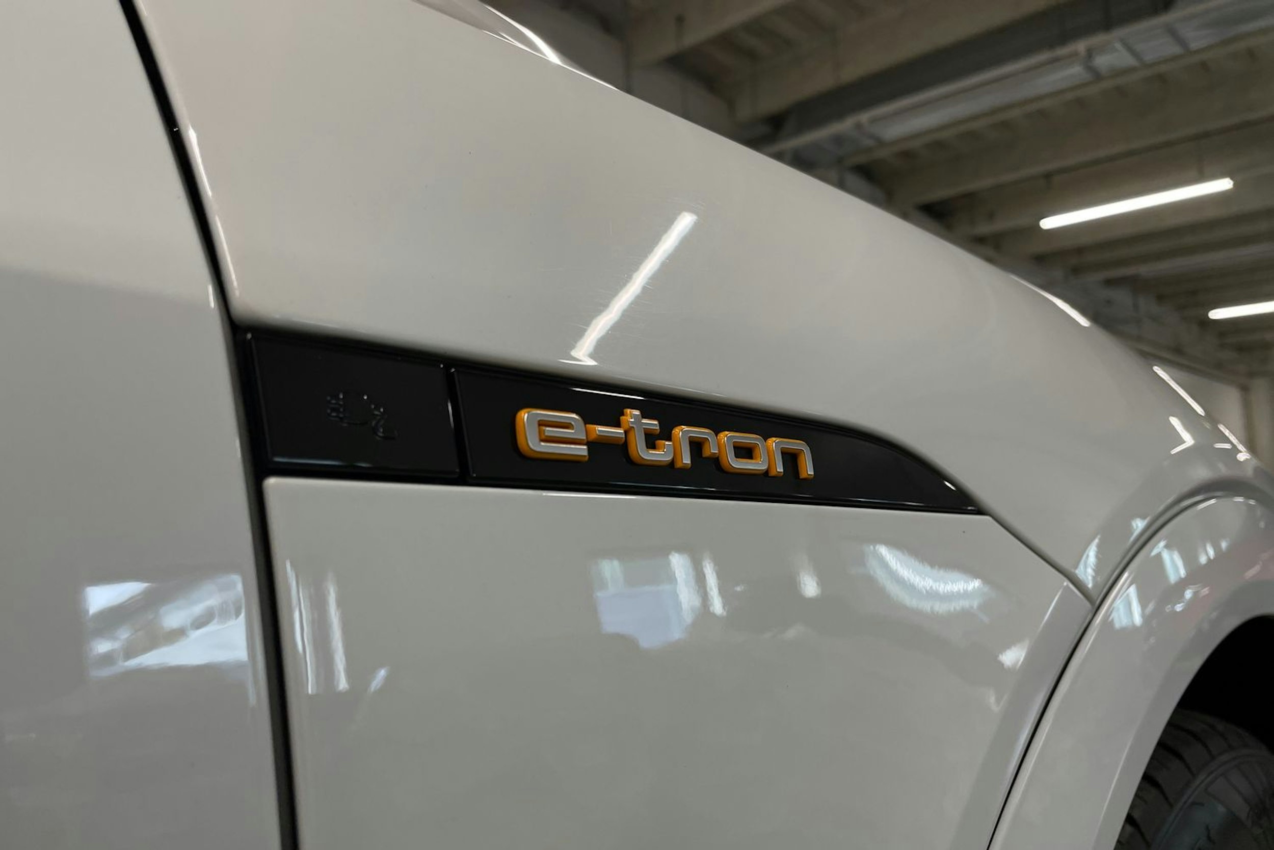 Valkoinen Audi e-tron 2020 kuva 39.