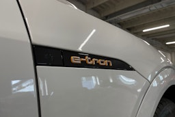 Valkoinen Audi e-tron 2020 kuva 39.