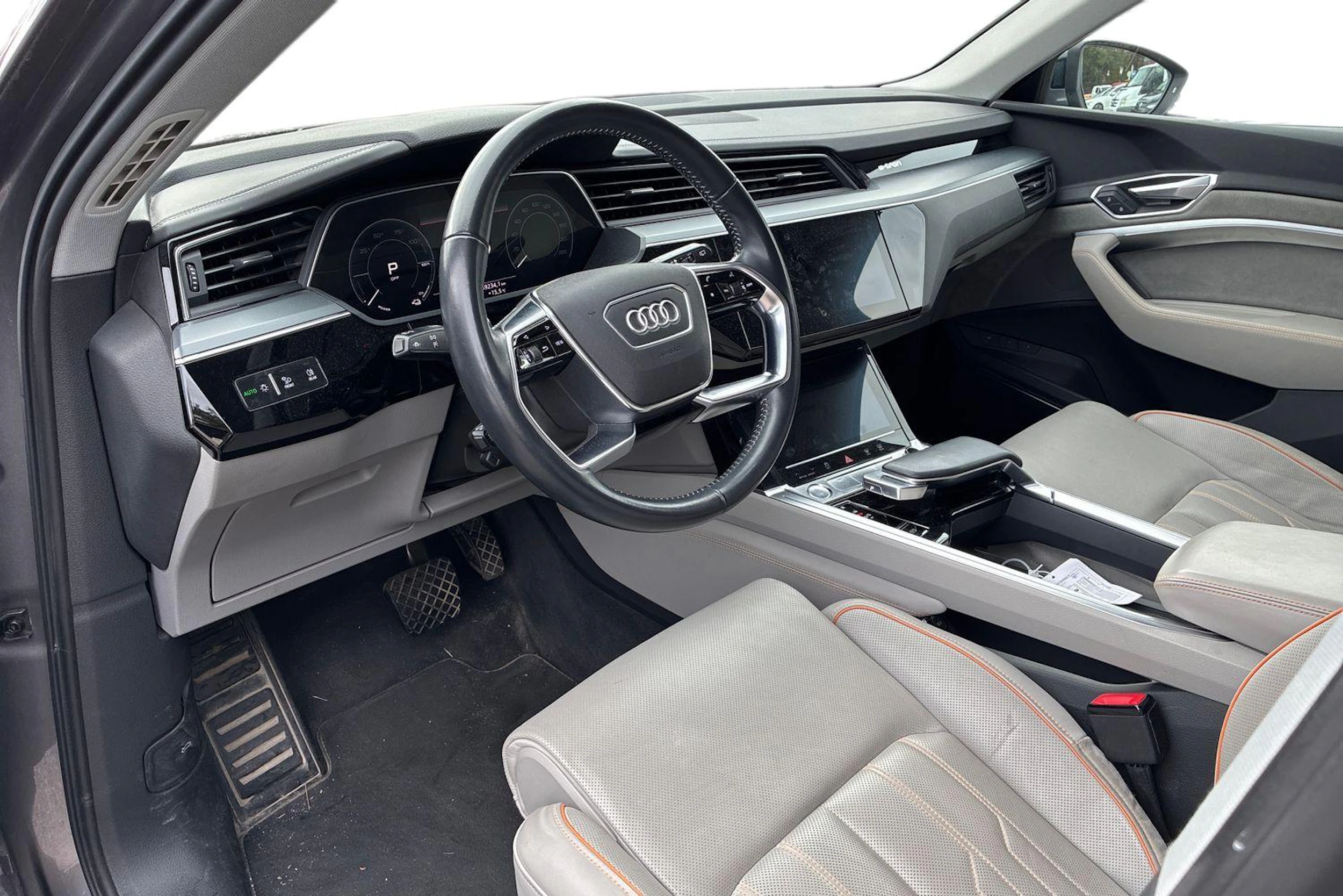 harmaa Audi e-tron 2020 kuva 3.