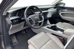 harmaa Audi e-tron 2020 kuva 3.