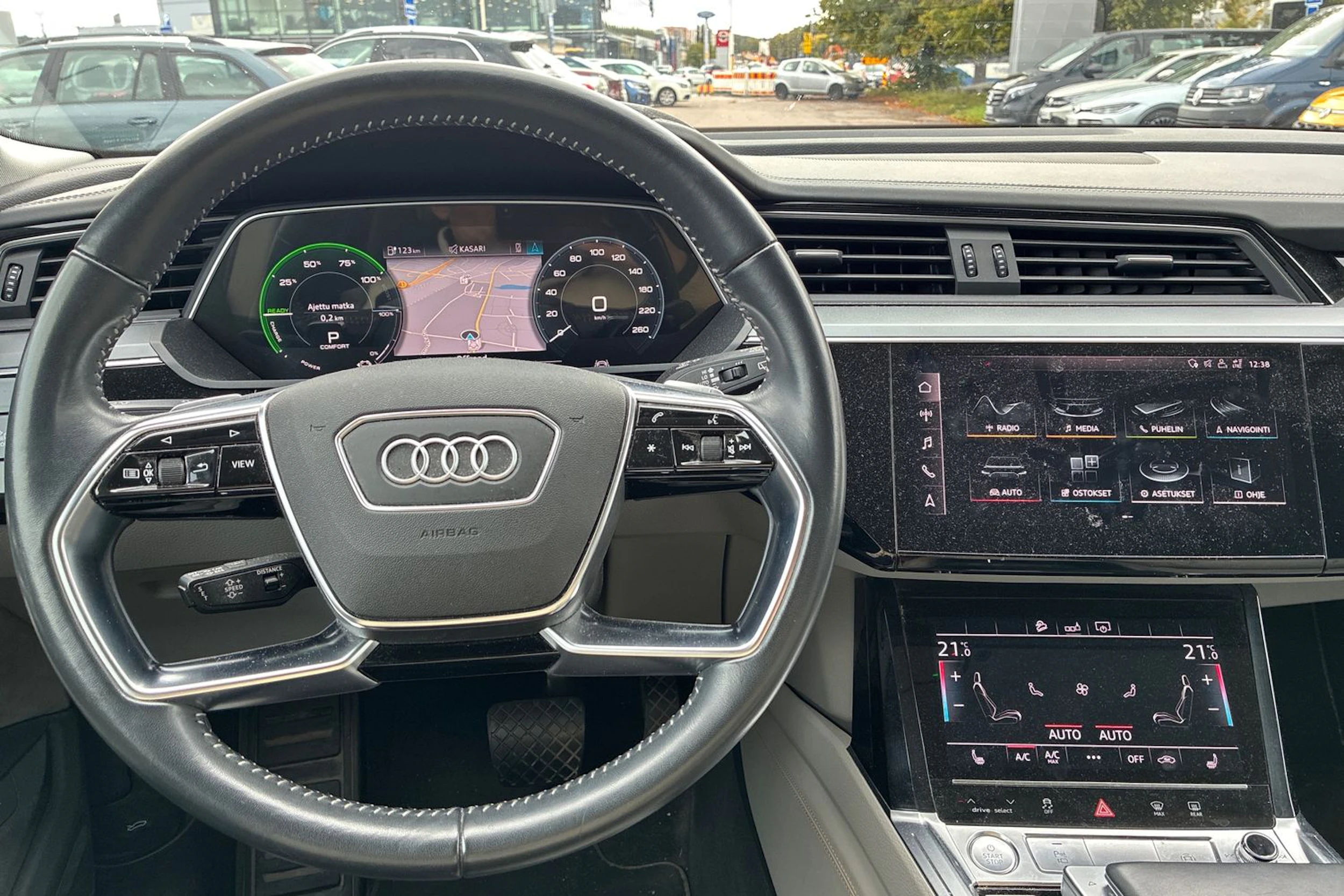harmaa Audi e-tron 2020 kuva 4.