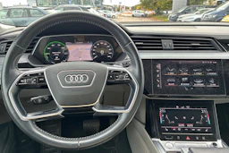 harmaa Audi e-tron 2020 kuva 4.
