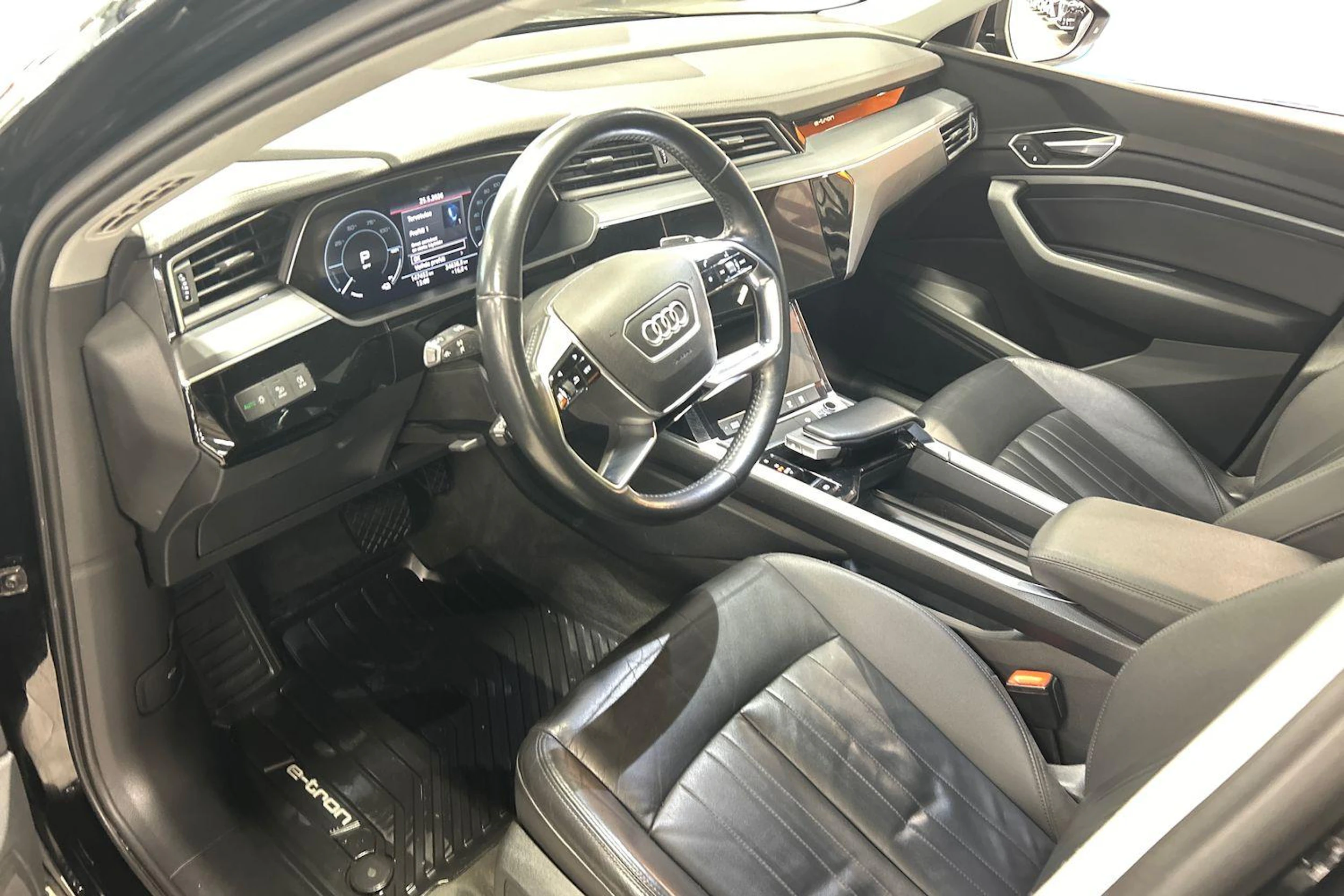 musta Audi e-tron 2020 kuva 3.