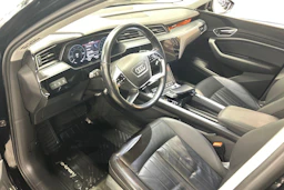 musta Audi e-tron 2020 kuva 3.