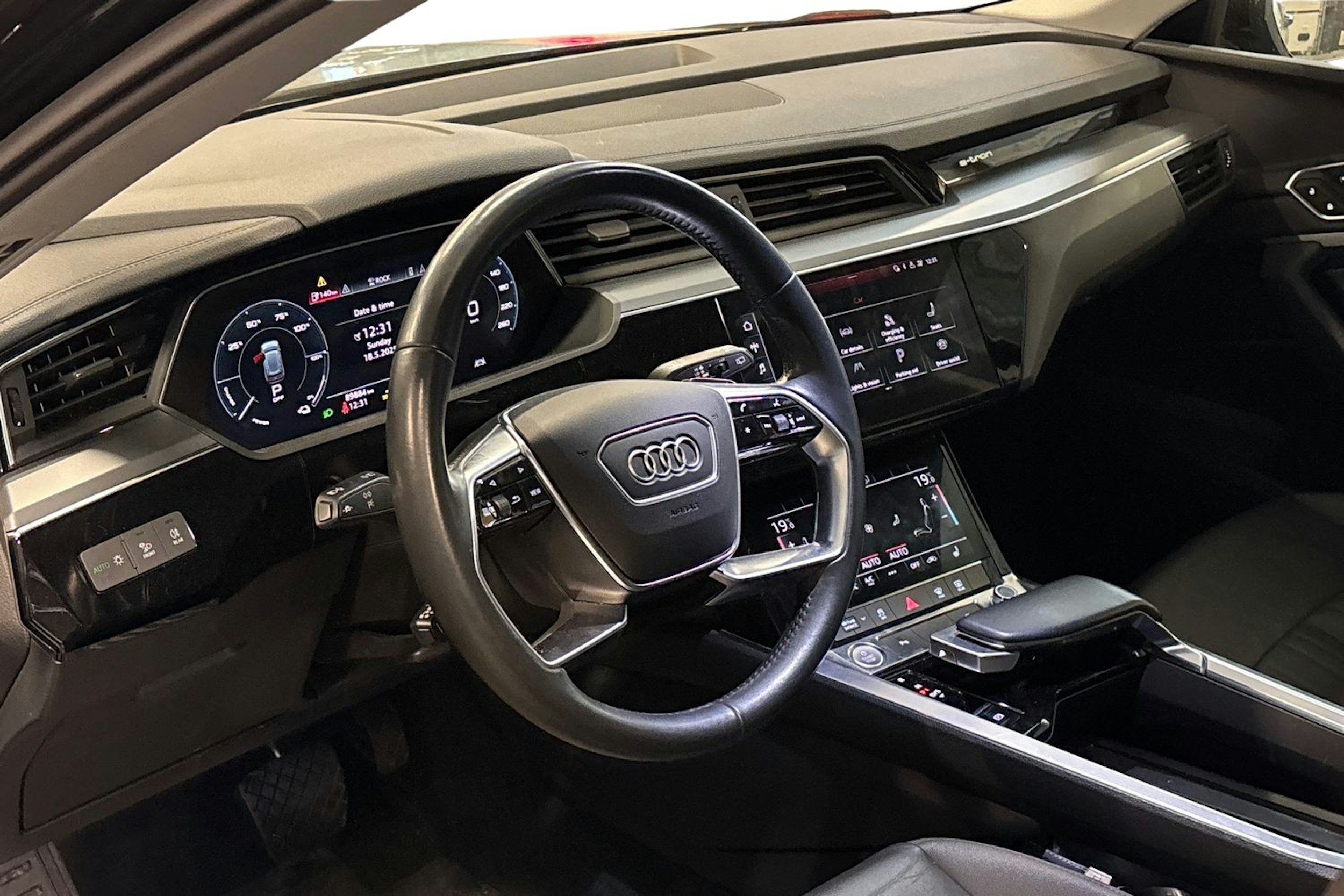 musta Audi e-tron 2020 kuva 3.