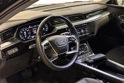 musta Audi e-tron 2020 kuva 3.
