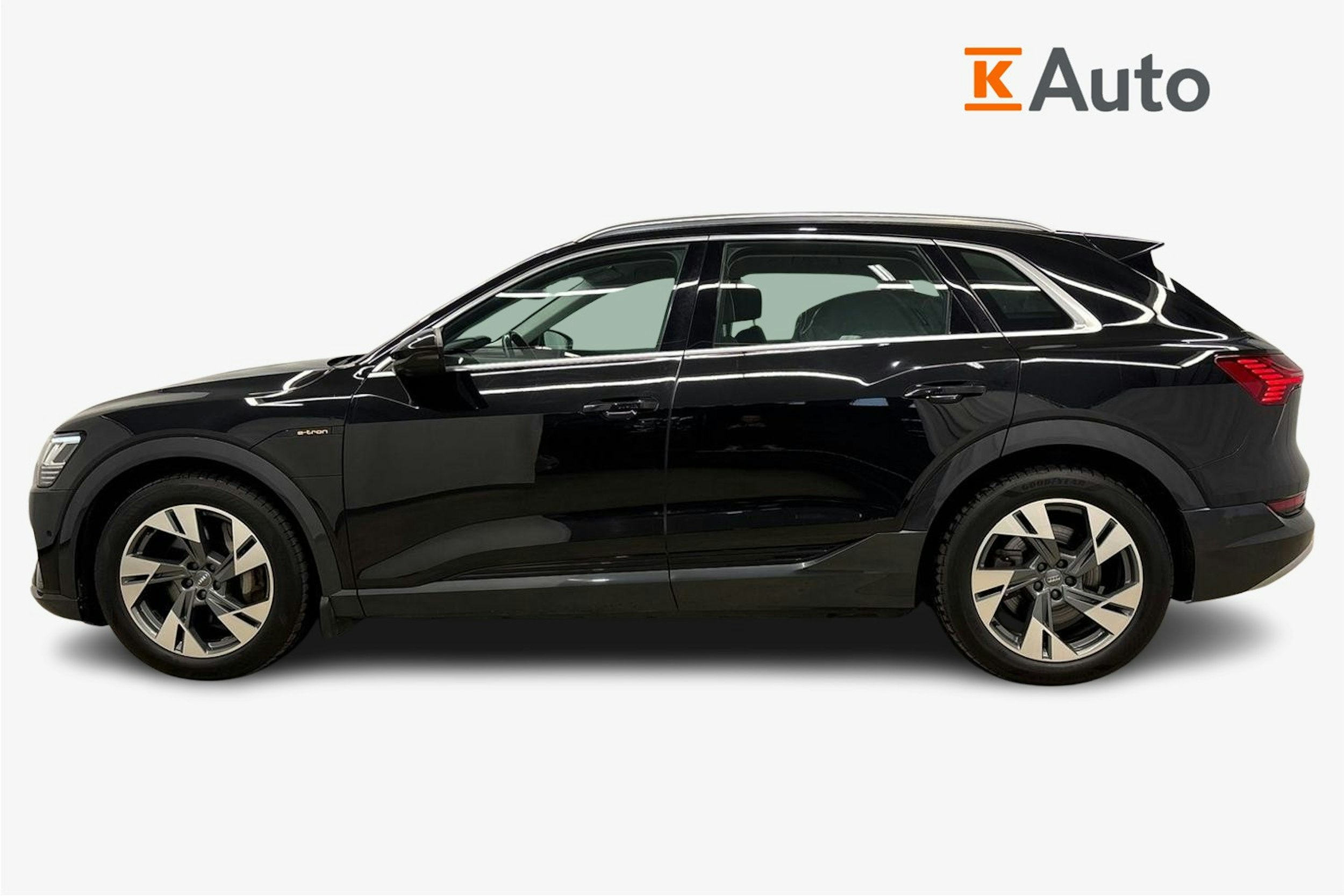 musta Audi e-tron 2020 kuva 6.