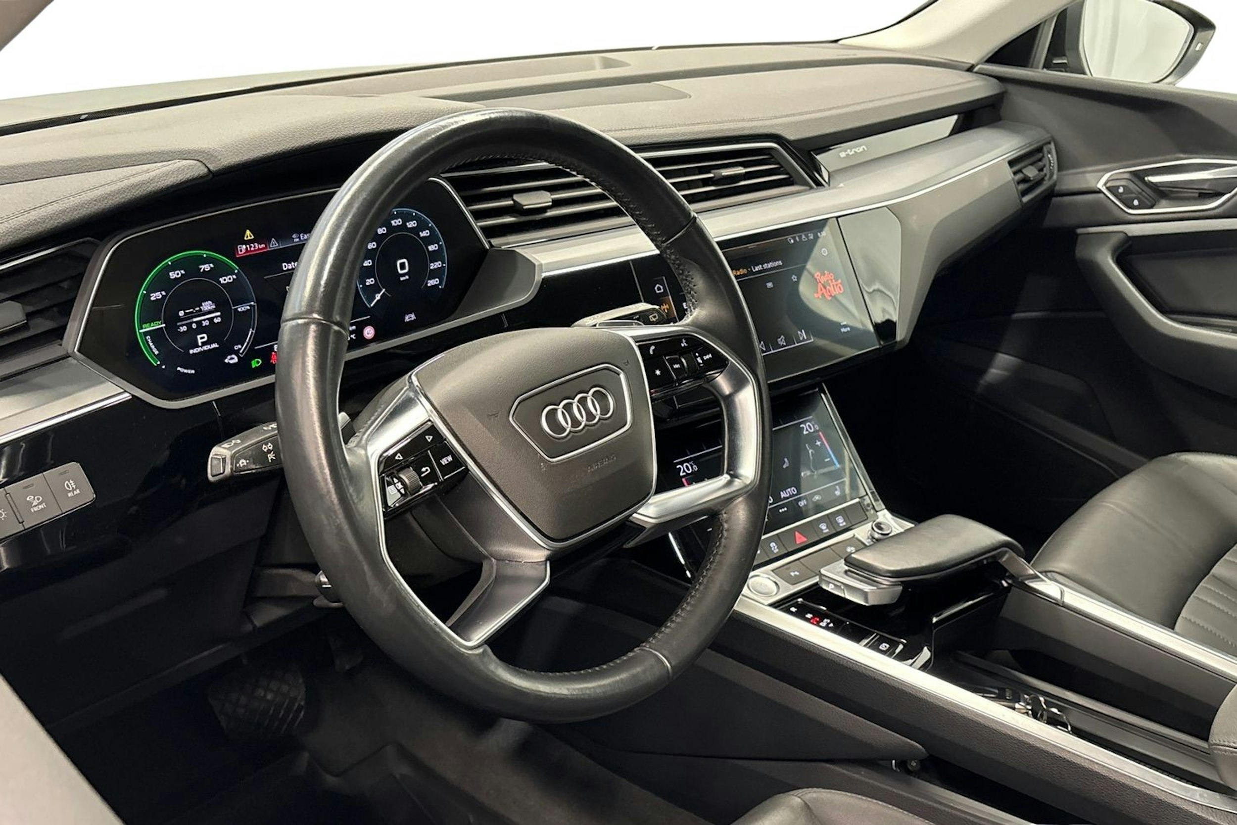 musta Audi e-tron 2020 kuva 7.