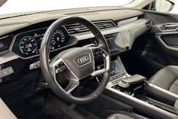 musta Audi e-tron 2020 kuva 7.