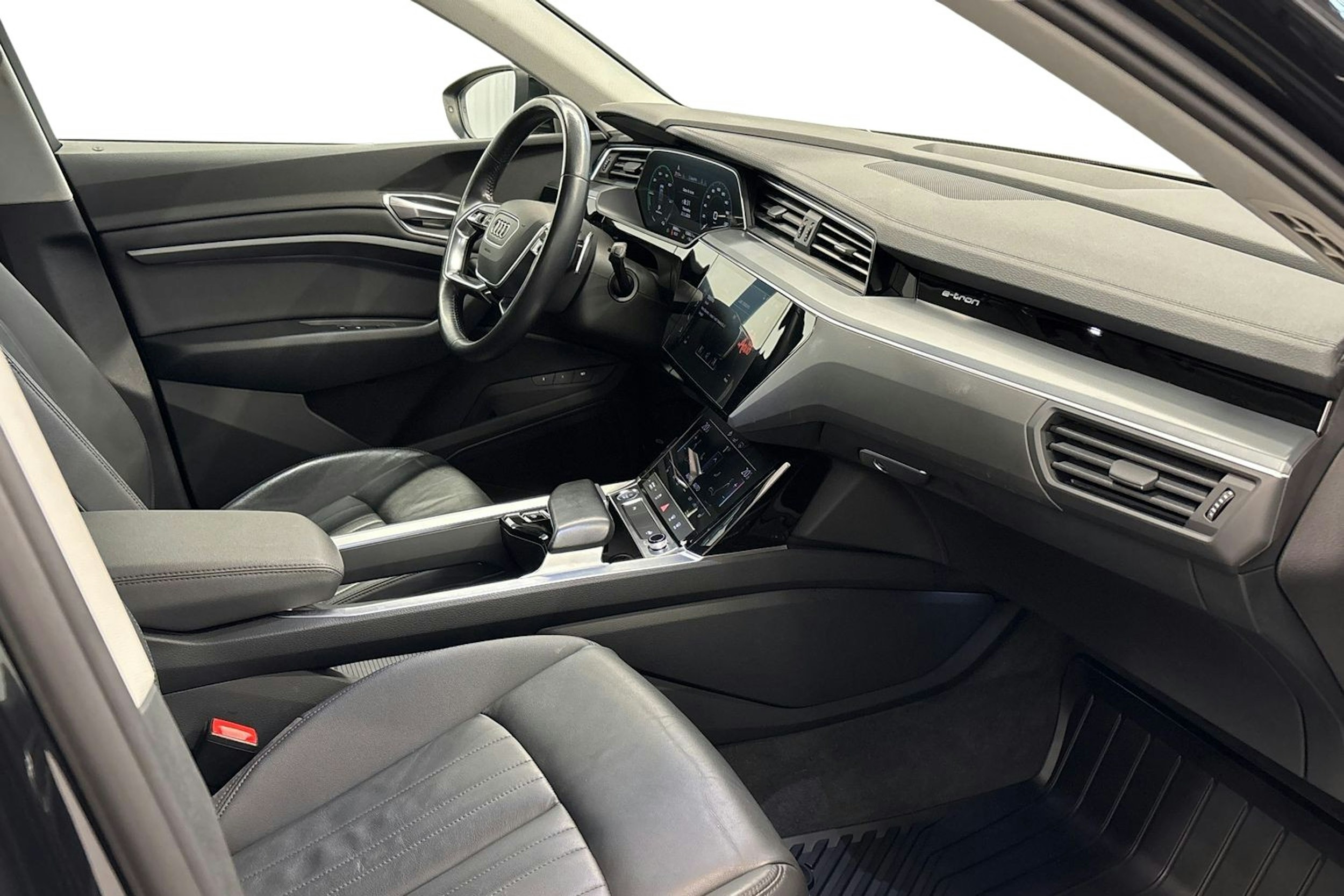 musta Audi e-tron 2020 kuva 10.