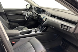 musta Audi e-tron 2020 kuva 10.