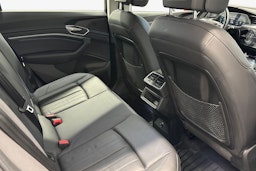 musta Audi e-tron 2020 kuva 11.