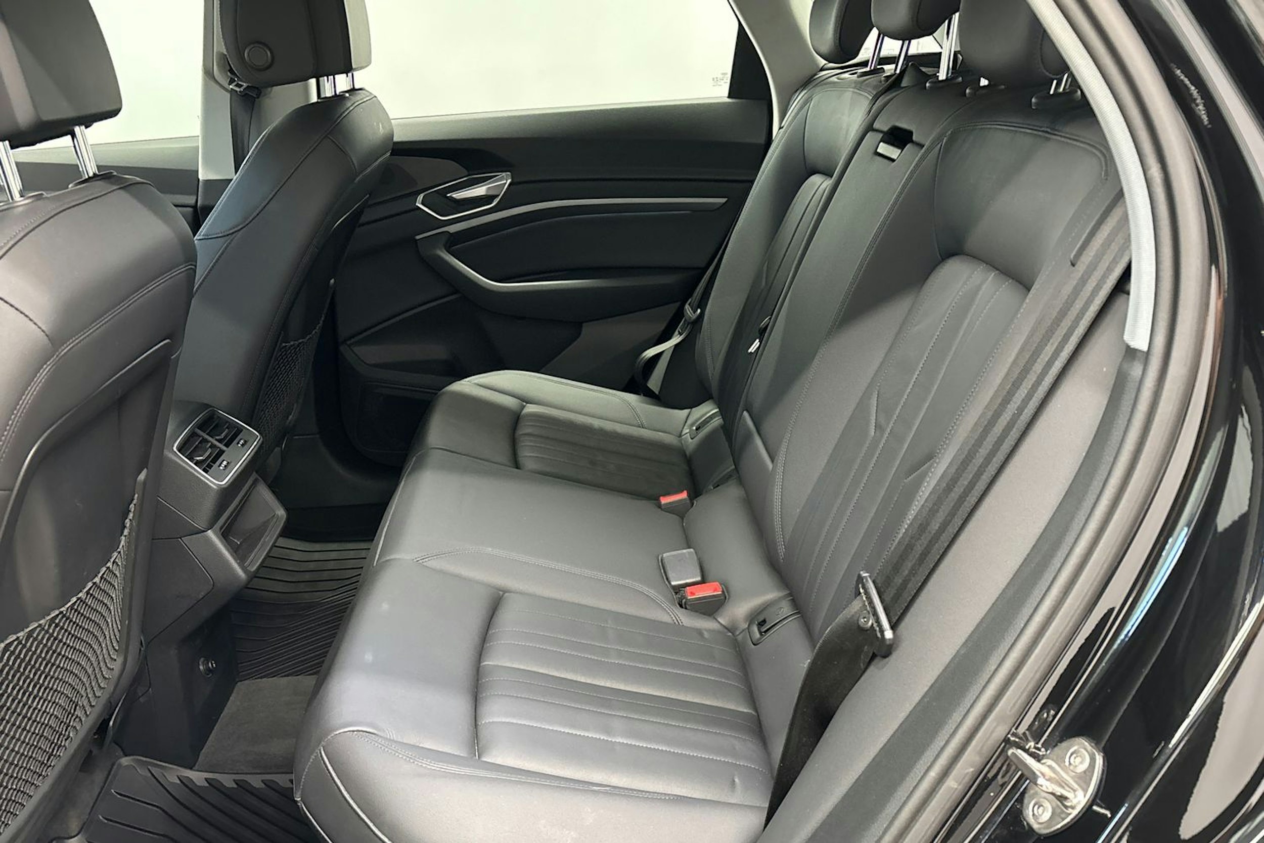 musta Audi e-tron 2020 kuva 13.