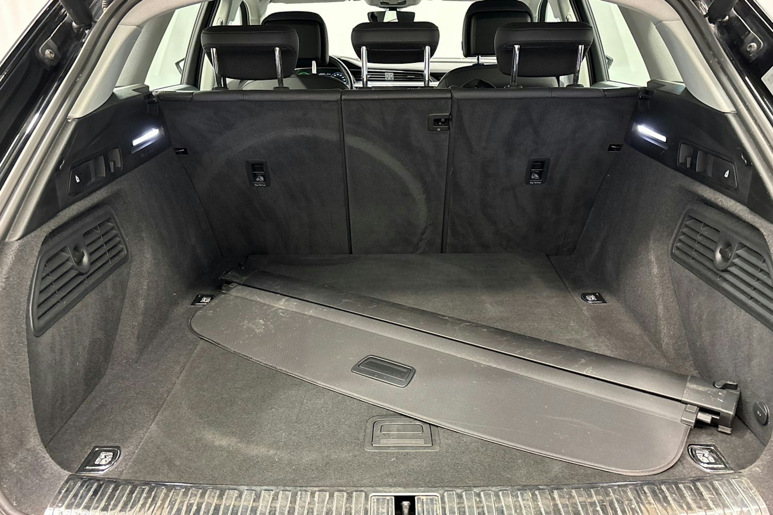 musta Audi e-tron 2020 kuva 14.