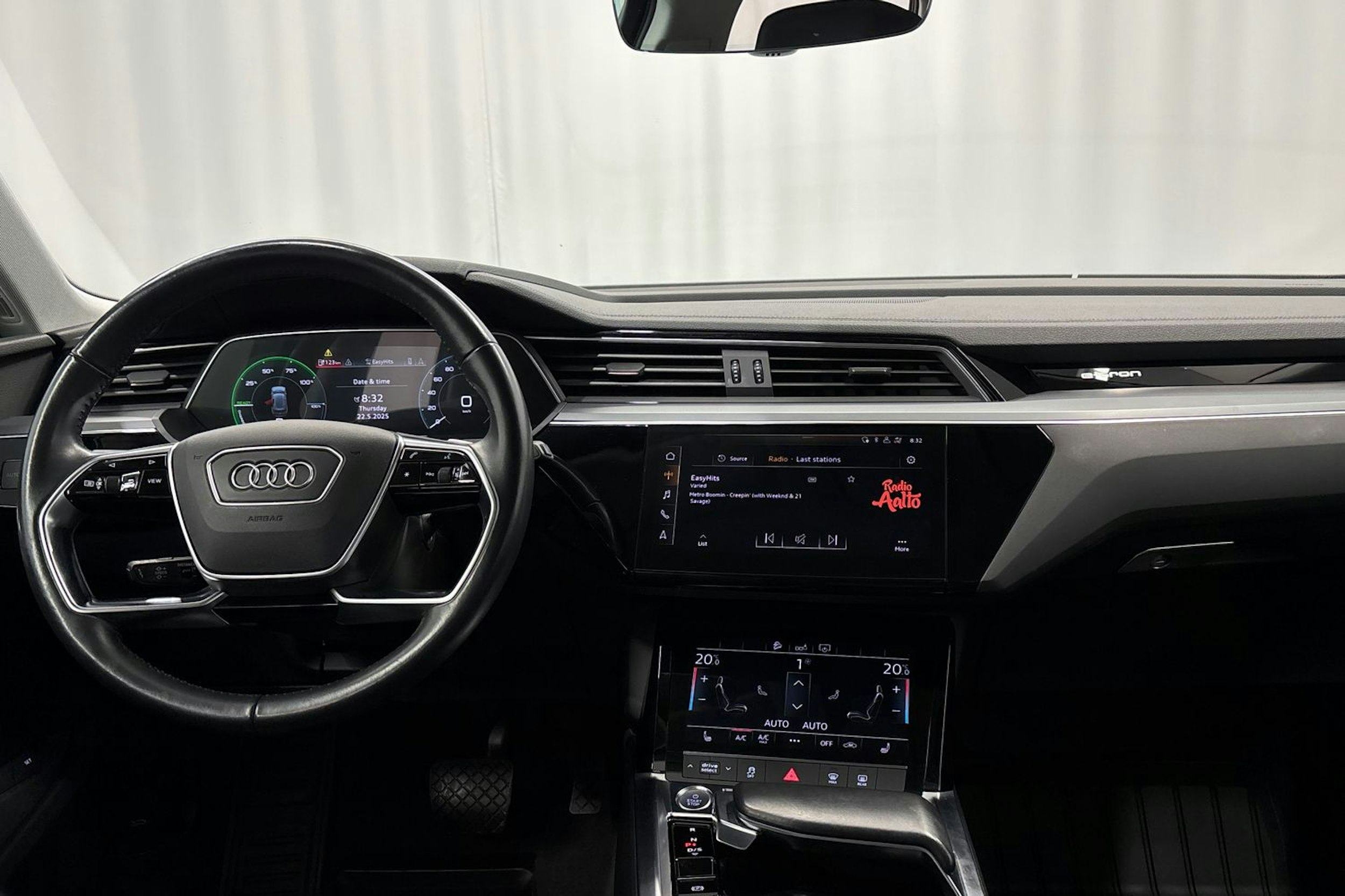 musta Audi e-tron 2020 kuva 15.