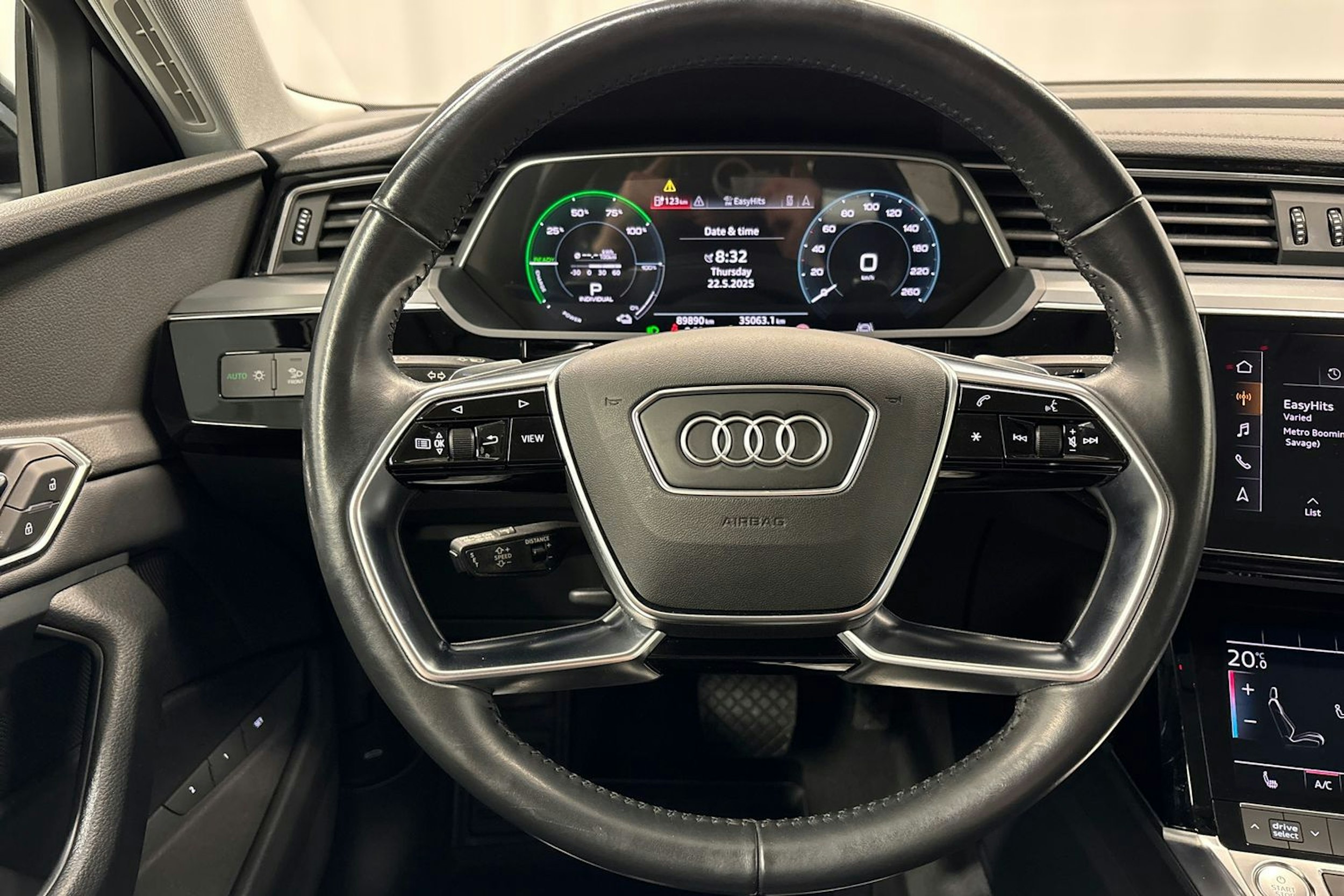 musta Audi e-tron 2020 kuva 16.