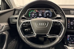 musta Audi e-tron 2020 kuva 16.