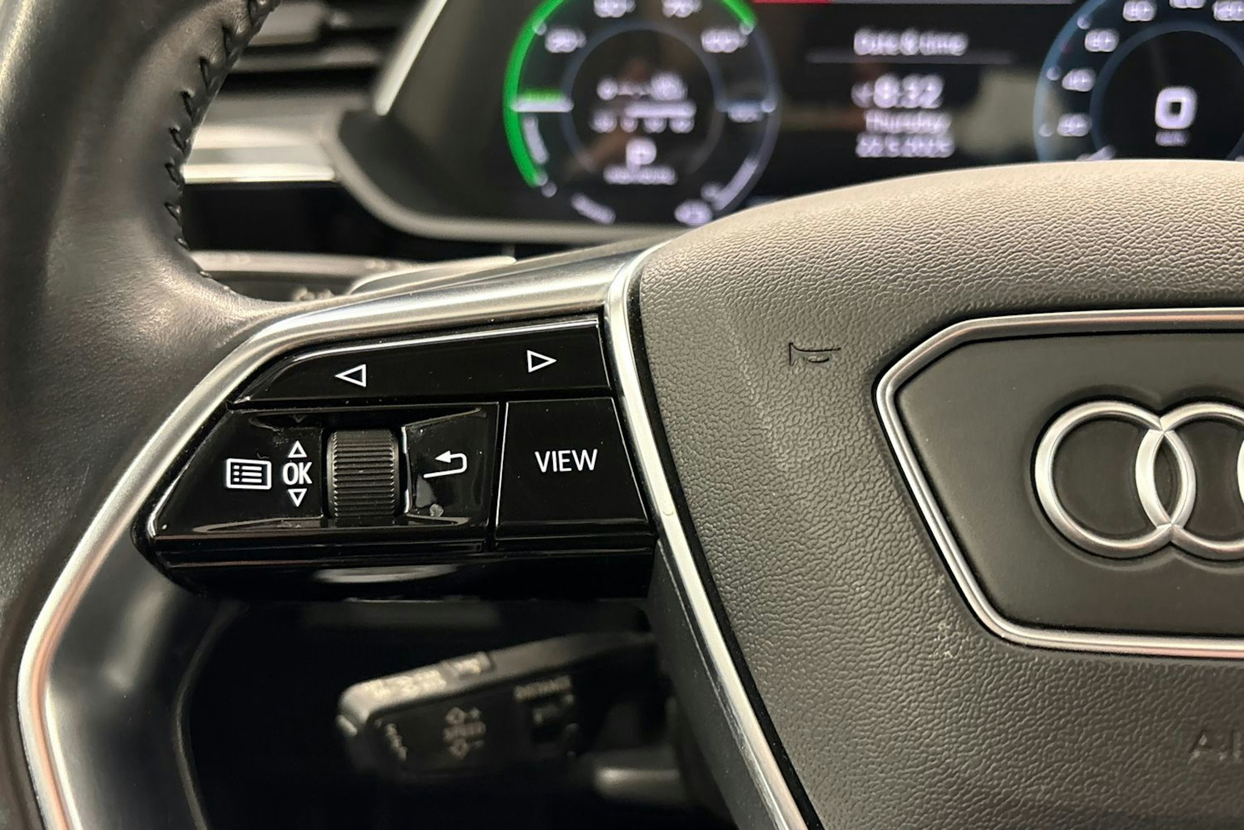 musta Audi e-tron 2020 kuva 17.