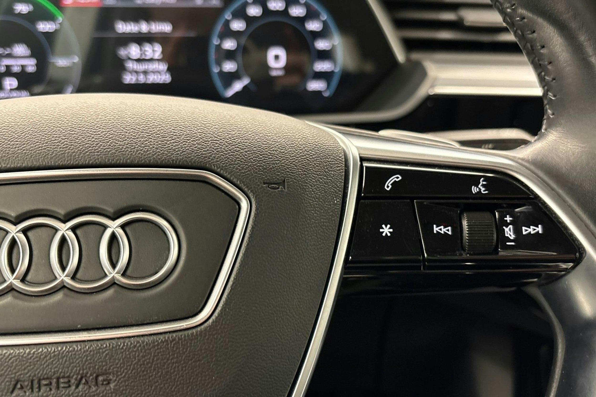 musta Audi e-tron 2020 kuva 18.