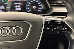 musta Audi e-tron 2020 kuva 18.