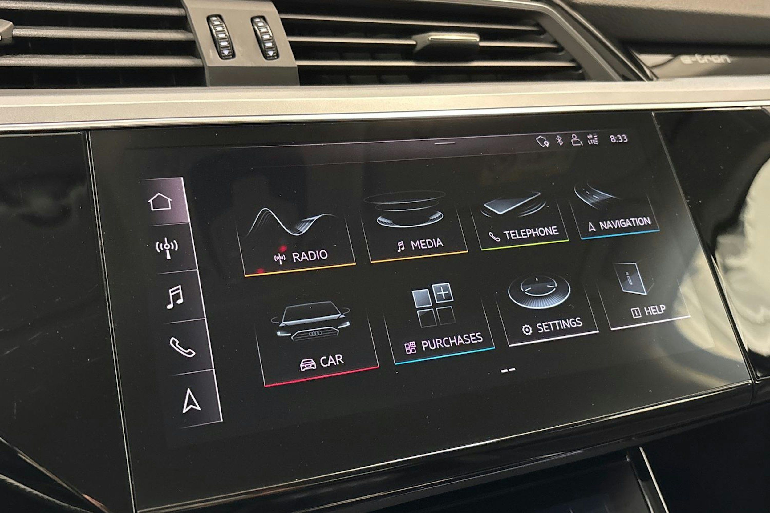 musta Audi e-tron 2020 kuva 21.