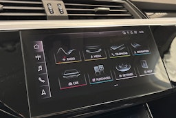 musta Audi e-tron 2020 kuva 21.
